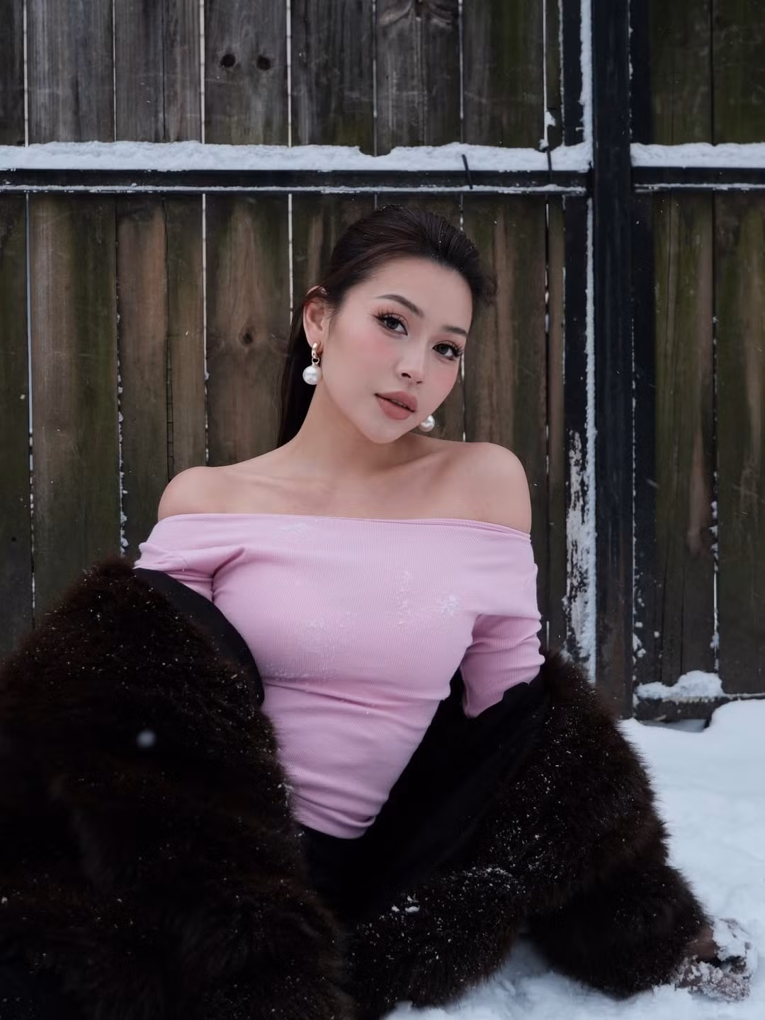 Để cân bằng với thời tiết khắc nghiệt, chiếc áo khoác lông thú màu chocolate bản to được khoác hờ hững, vừa giữ ấm vừa tạo nên vẻ ngoài quyền quý, kiêu sa. (Ảnh: IGNV)