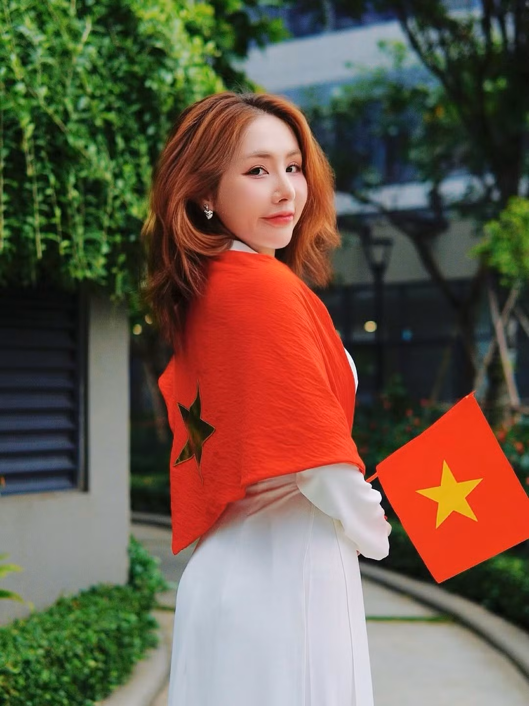 Trong trang phục giản dị nhưng tinh tế, Du Uyên khoe trọn vẻ đẹp dịu dàng và thanh lịch. (Ảnh: FBNV)