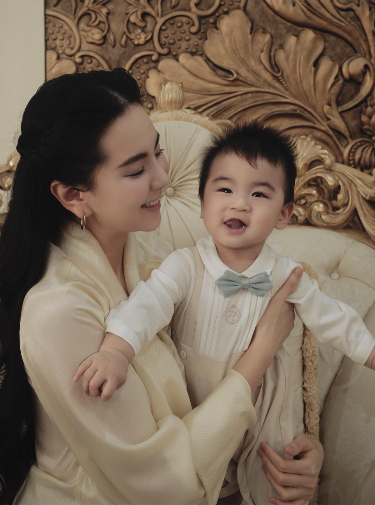 Kiểu tóc buộc nửa đầu đơn giản kết hợp cùng đôi khuyên tai vàng cổ điển càng làm nổi bật gương mặt thanh tú và thần thái rạng rỡ của nữ MC. (Ảnh: FBNV)