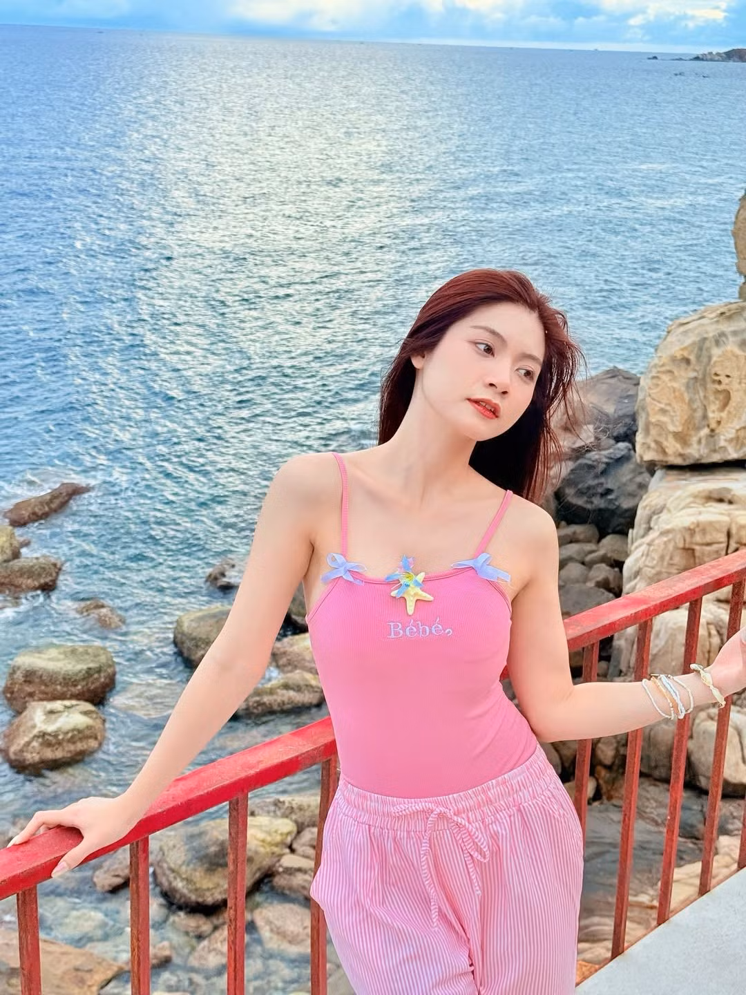 Hot girl Nam Phương (biệt danh Bống) vừa "đốn tim" người hâm mộ với loạt ảnh đi biển đầy rạng rỡ và quyến rũ. Cô nàng đã khéo léo lựa chọn những trang phục tôn lên vóc dáng nuột nà và nhan sắc tươi trẻ, thu hút mọi ánh nhìn.