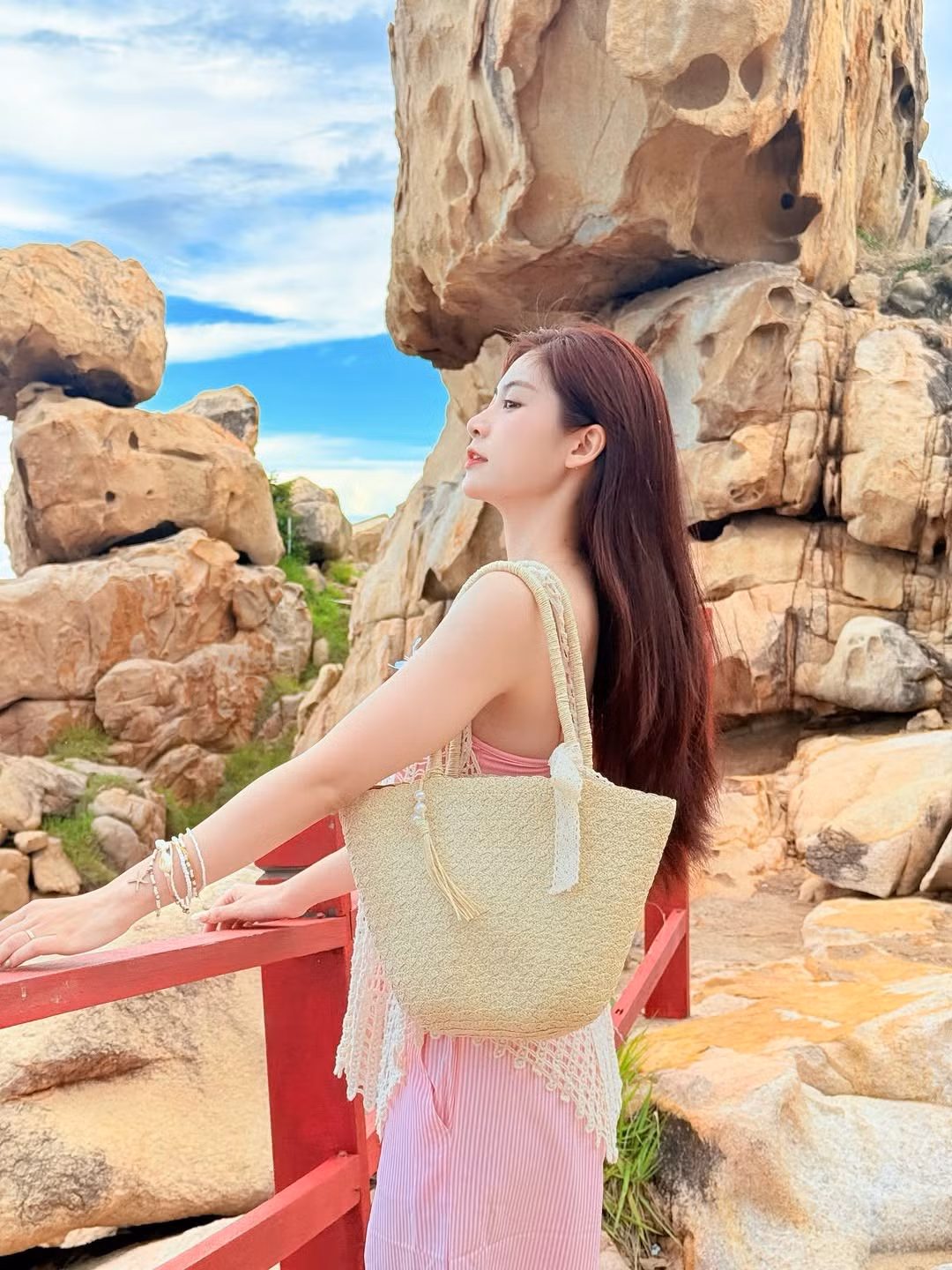 Trong những bức ảnh được chia sẻ, Nam Phương xuất hiện đầy cuốn hút trước khung cảnh biển xanh, trời biếc. Cô nàng tự tin khoe dáng với outfit màu hồng ngọt ngào, mang đậm hơi thở mùa hè.