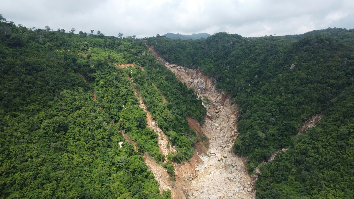 Dòng chảy từ trên núi xuống xé toạc phía dưới.