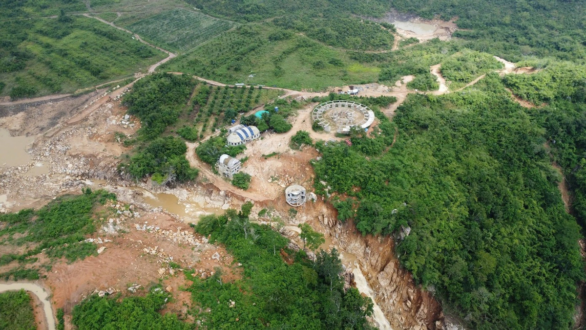 Dự án được cấp phép đầu tư từ năm 2017 và thi công từ 2018 với nhiều hạng mục phục vụ chăn nuôi, trồng trọt, sản xuất phân bón. Tuy nhiên, trong giấy phép đầu tư không có hạng mục xây dựng hồ chứa nước