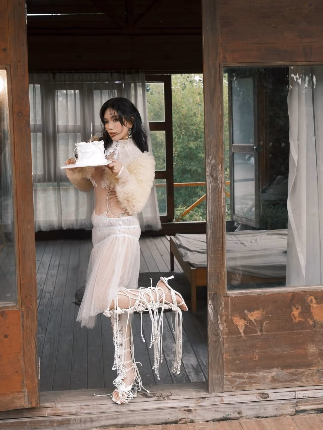 Đặc biệt, chi tiết buộc dây, bèo nhún và các đường thêu đắp ren tinh xảo trên trang phục và phụ kiện chân là điểm nhấn độc đáo, vừa mang nét cổ tích vừa có chút phá cách hiện đại. (Ảnh: IGNV)