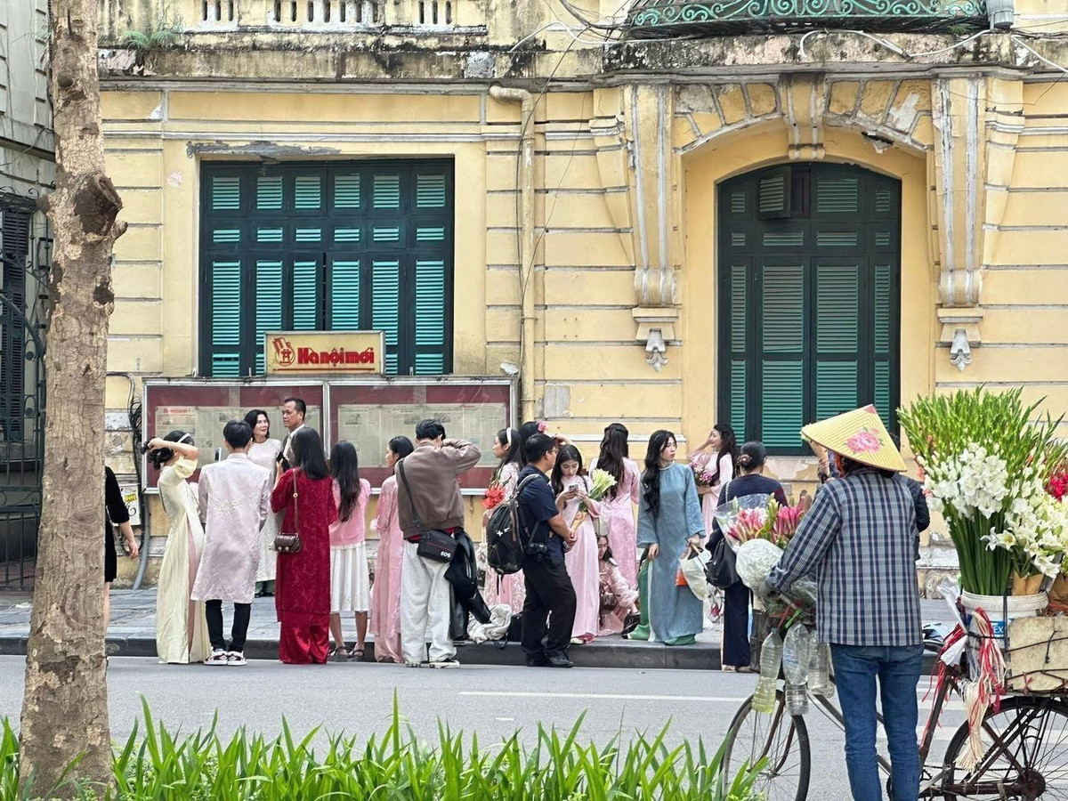 Bên cạnh bờ hồ, các địa điểm lân cận cũng thu hút đông đảo người dân như trước tòa soạn báo Hà Nội Mới, với mảng tường vàng đặc trưng và bảng tin cổ điển, đây là góc chụp ảnh "quốc dân" chưa bao giờ hết hot.