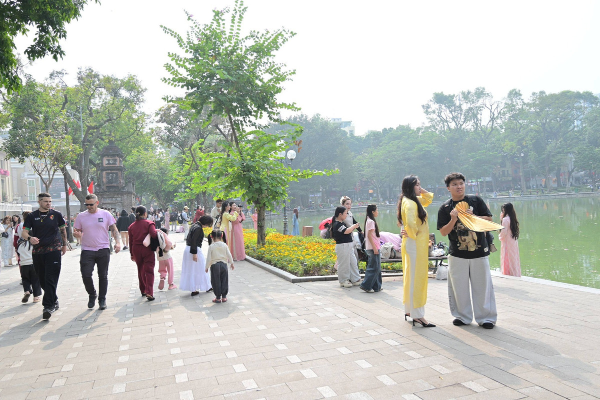 Không chỉ đơn thuần là dạo chơi, nhiều bạn trẻ còn đầu tư rất bài bản cho bộ ảnh đón năm mới của mình. Dọc theo các bồn hoa ven hồ hay dưới những gốc lộc vừng cổ thụ, dễ dàng bắt gặp các ê-kíp chụp ảnh chuyên nghiệp với đầy đủ thiết bị từ máy ảnh, ống kính đến các tấm phản quang cỡ lớn để đảm bảo có được ánh sáng hoàn hảo nhất.