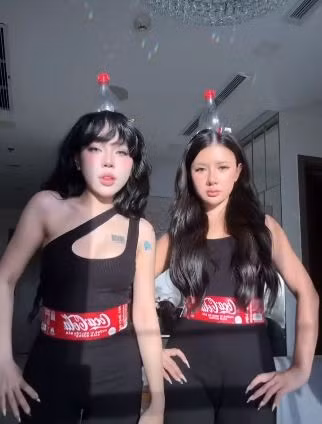 Trước đó trên trang cá nhân, cả hai từng gây chú ý khi cùng nhau hóa thân thành 2 chai Coca đầy hài hước. (Ảnh: FB Bảo Khuyên)