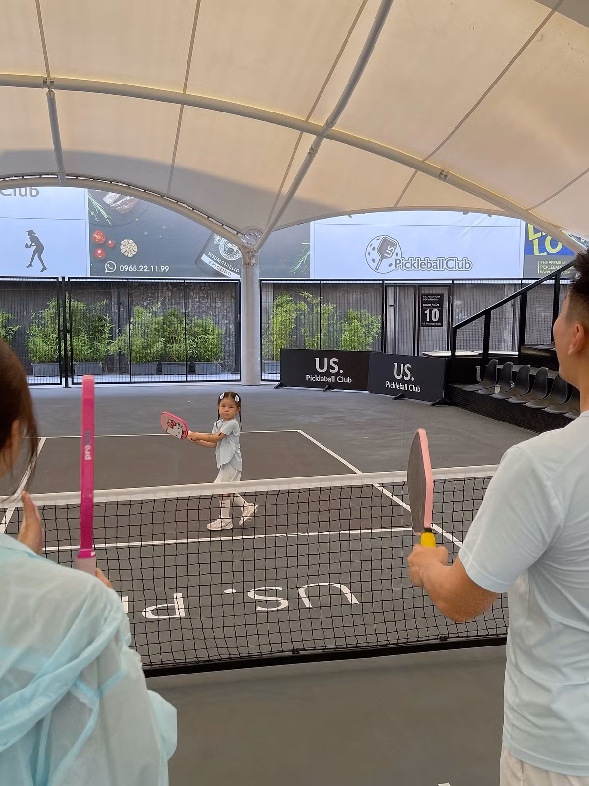 Bé cầm vợt pickleball màu hồng cá tính, xoay người đón bóng một cách dứt khoát. (Ảnh: FB Hoàng Kim Ngân)