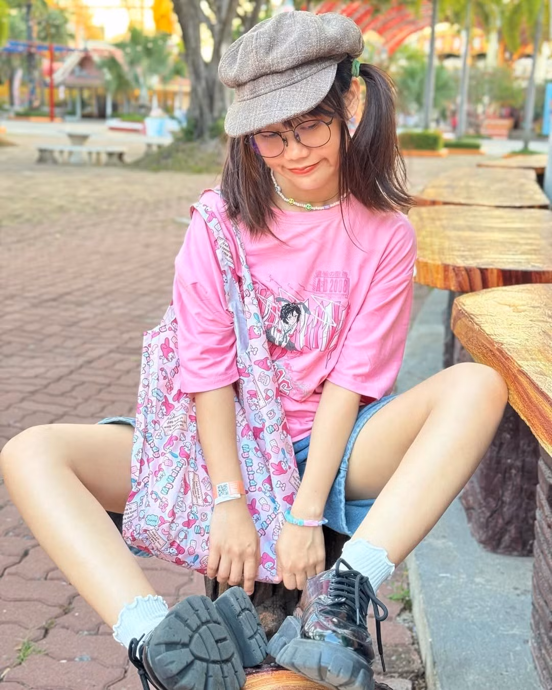 Nhiều cư dân mạng đã để lại bình luận bày tỏ sự thích thú và khen ngợi sự tự tin, lạc quan của Noey Twintail. Một số ý kiến cho rằng những video của cô mang lại năng lượng tích cực, giúp mọi người cảm thấy thoải mái và giải trí sau những giờ làm việc căng thẳng.