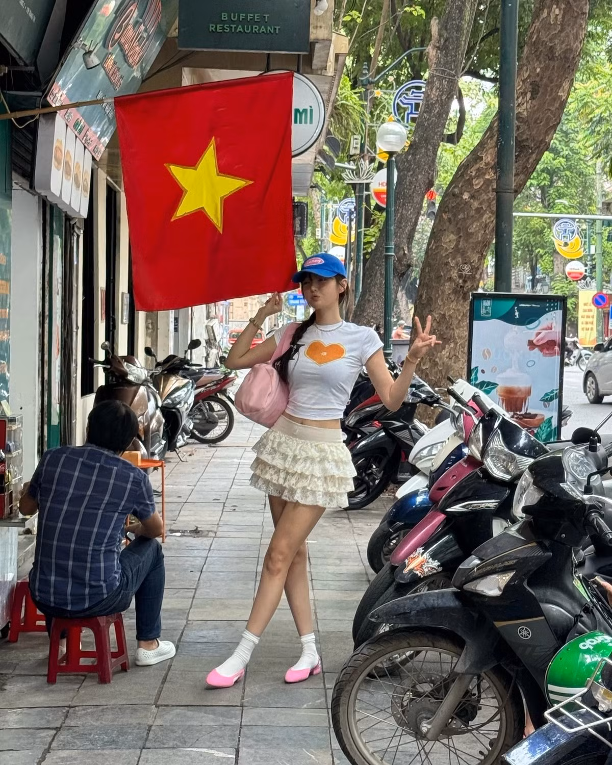 Cũng nhờ vậy, cô nàng thu được thêm một lượng lớn người hâm mộ đến từ Việt Nam. Ngoài ra, cô cũng có fan từ một số quốc gia châu khác như Thái Lan và Trung Quốc.