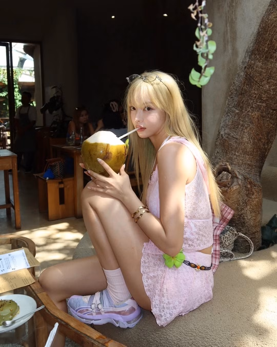 Ở Jin Jin có vẻ đẹp pha lẫn giữa sự ngây thơ, trong sáng lẫn quyến rũ, gợi cảm khiến người đối diện khó rời mắt.