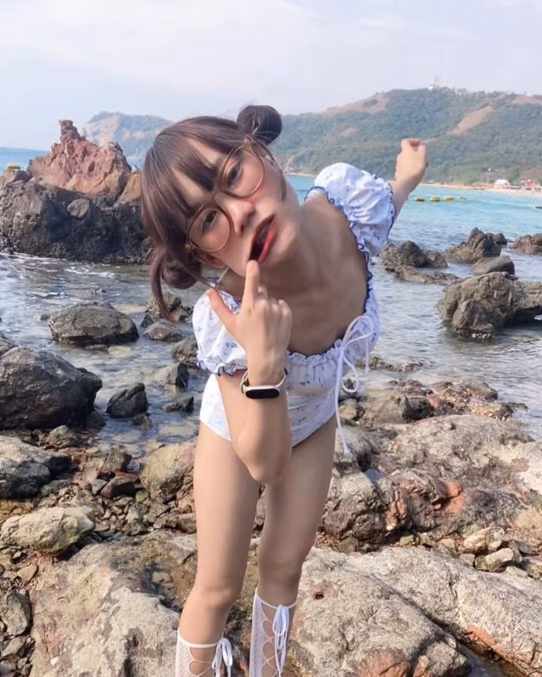 Từ cách cô bé trùm khăn tắm lên đầu như một chiếc mũ turban, đến việc tạo dáng khi thoa sữa rửa mặt, hay những biểu cảm "khó đỡ" khi nước chảy vào mắt, tất cả đều được Noey Twintail thể hiện một cách chân thật và không chút e dè.