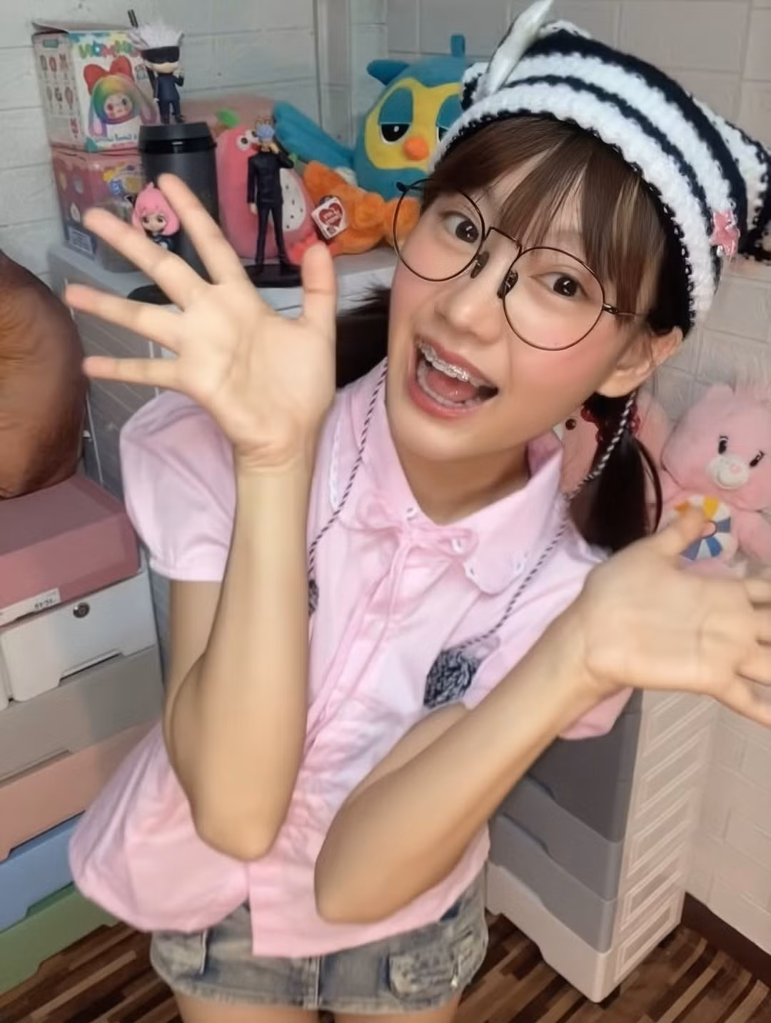 Không chỉ đơn thuần là quay cảnh tắm gội, cô còn biết cách lồng ghép những đoạn nhạc nền vui nhộn, hiệu ứng cắt ghép thú vị và những câu nói dí dỏm, khiến người xem không thể rời mắt.