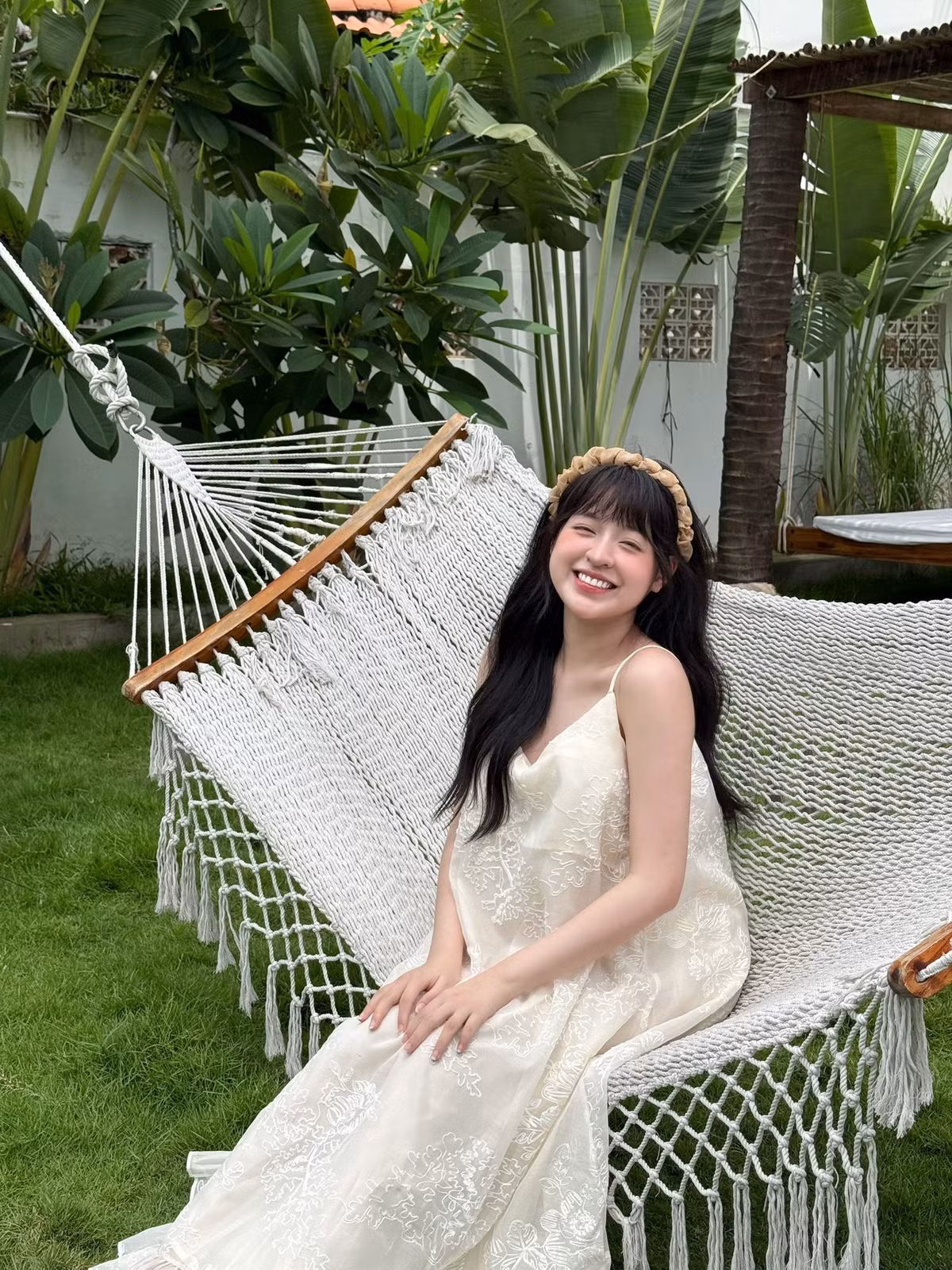 Với chiếc váy maxi trắng tinh khôi, cô nàng hot mom tương lai khéo léo khoe bụng bầu lớn vượt mặt. (Ảnh: FBNV)