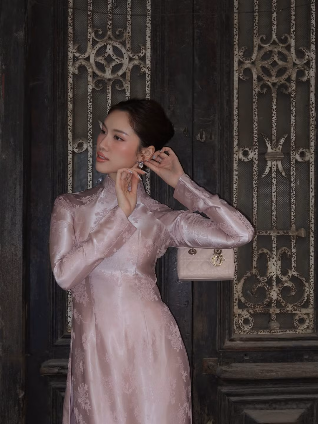 Ánh nhìn xa xăm, nụ cười rạng rỡ bên xe hoa đào hay những góc nghiêng "thần thánh" của Thanh Thanh Huyền đã tạo nên những khung hình đẹp như những thước phim điện ảnh. (Ảnh: IGNV)