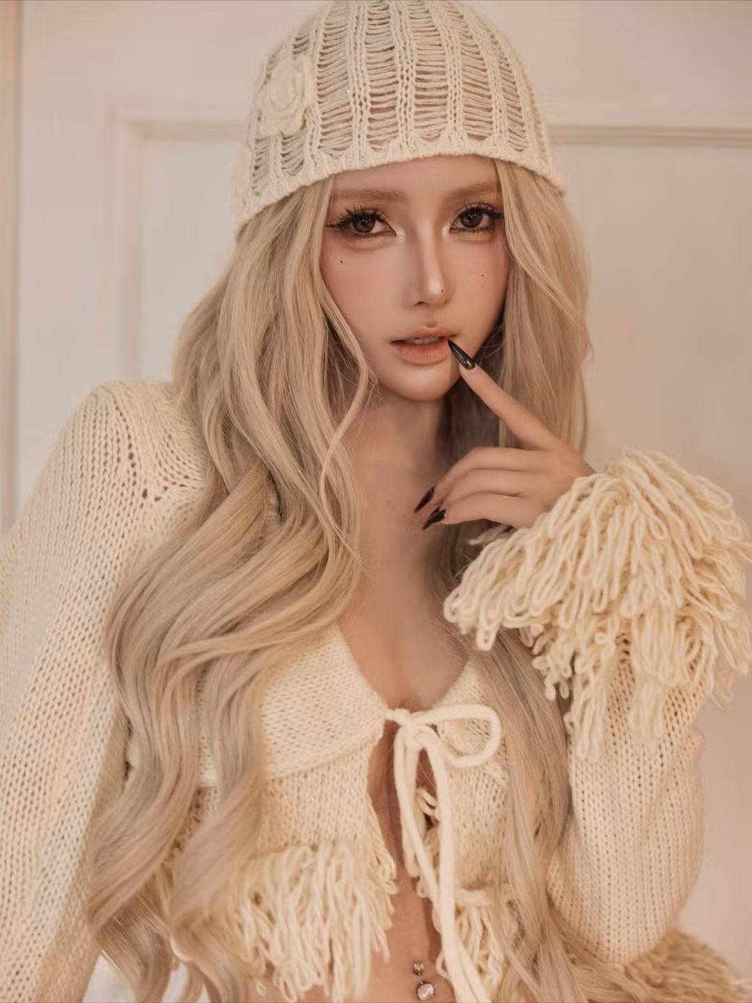 Phụ kiện này vừa mang lại vẻ ngoài cổ điển, lãng mạn, vừa khai thác khía cạnh gợi cảm một cách khéo léo. (Ảnh: IGNV)