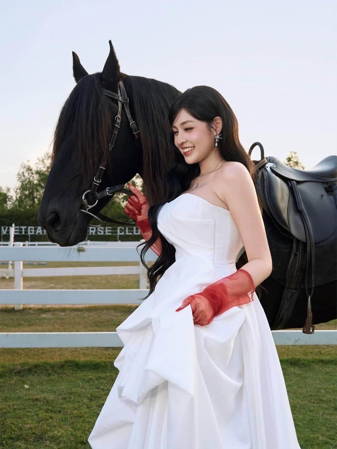 Đặc biệt, sắc đỏ rực rỡ từ đôi găng tay xuyên thấu không chỉ là điểm nhấn thời trang mà còn mang ý nghĩa cầu chúc một năm mới may mắn, rực rỡ và "phát lộc". (Ảnh: IGNV)