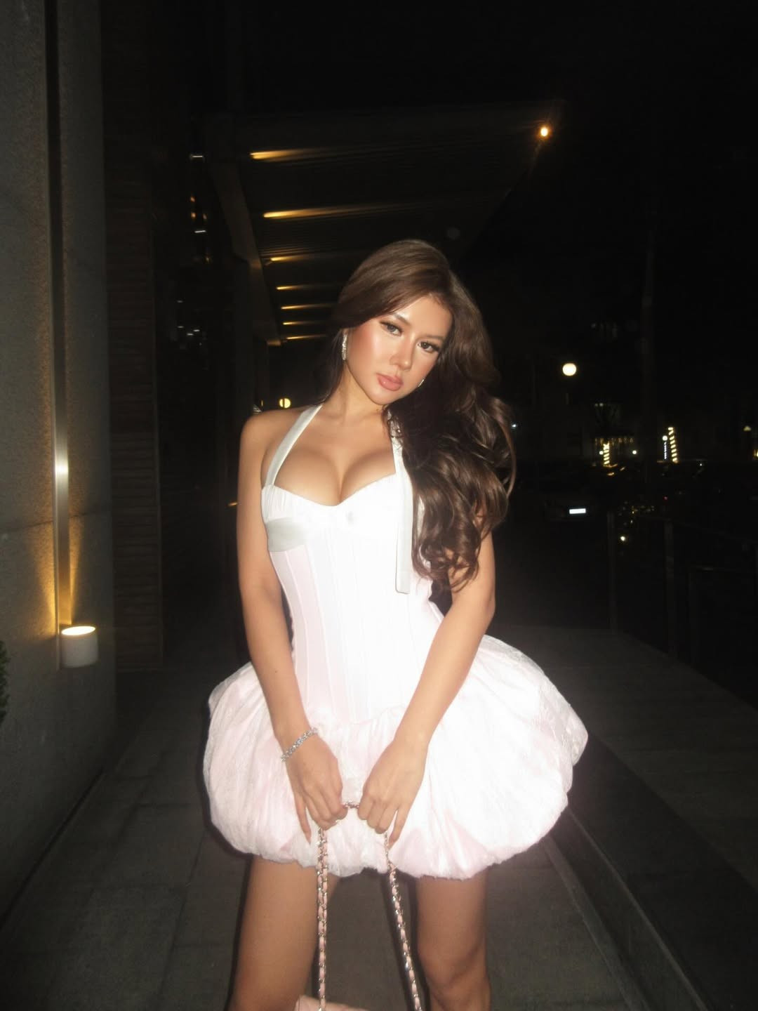 Để hoàn thiện outfit, nữ TikToker khéo léo phối cùng túi xách Chanel màu hồng đồng điệu và trang sức bạc lấp lánh, tạo nên một tổng thể sang chảnh như một "tiểu thư" thực thụ. (Ảnh: IGNV)