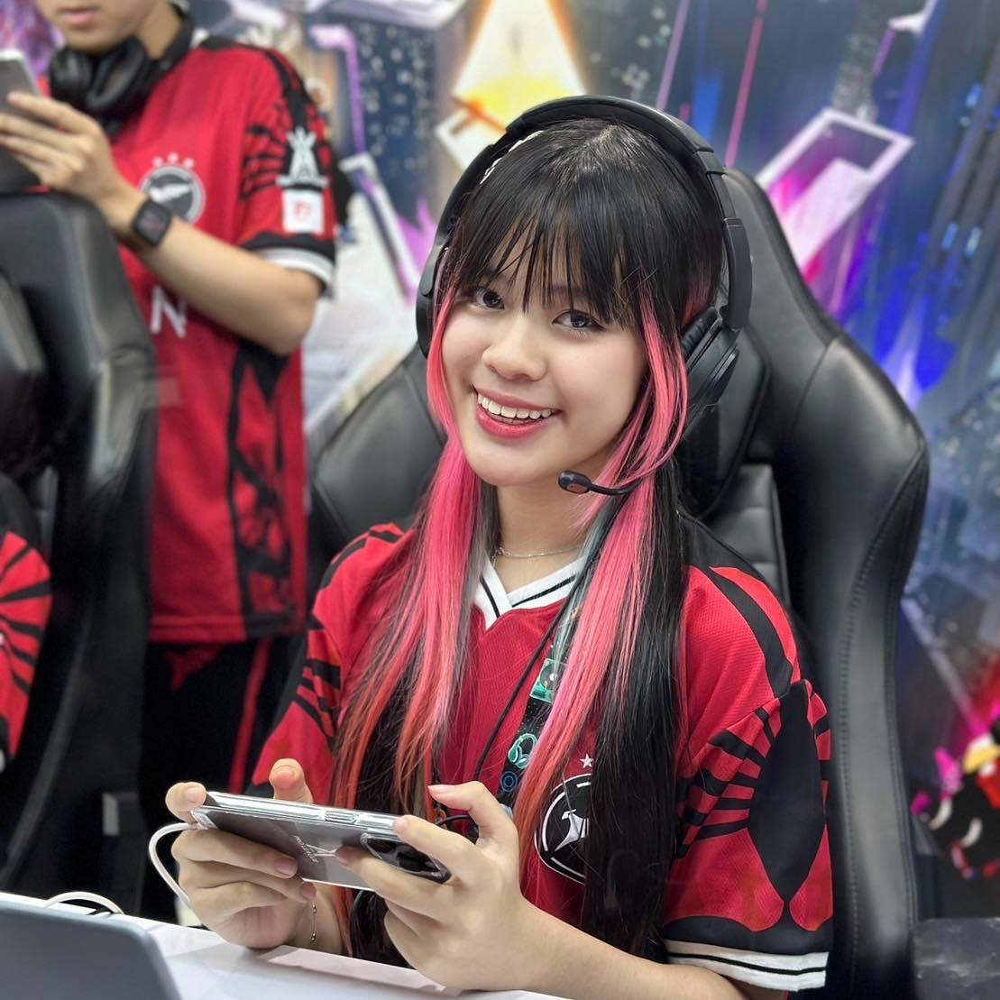 Ngày 16/12, Givemeakiss cũng đã có bài đăng chia sẻ trên Facebook cá nhân sau khi phải dừng hành trình tại SEA Games 33: ""Buồn không nói nên lời. Mọi người đã nỗ lực rất nhiều, vì cùng một giấc mơ và mục tiêu. Tối qua, tôi cùng đội hình còn lại tiếp tục tập luyện đến tận khuya. Trái tim tôi tan nát. Sau cùng, tôi muốn gửi lời xin lỗi đến tất cả mọi người". (Ảnh: FBNV)