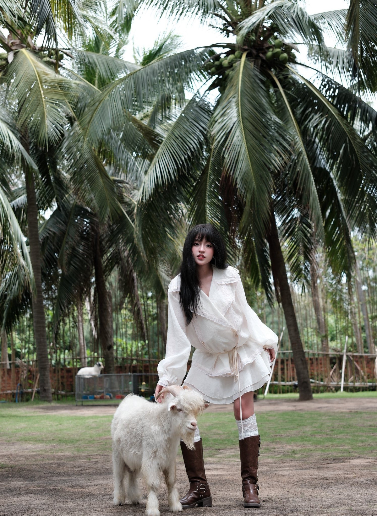 Kể từ khi công khai chuyện tình cảm và thông tin kết hôn, cuộc sống của hot girl 24 tuổi đã chuyển sang một hướng đi mới, ổn định và trưởng thành hơn (Ảnh: FBNV)