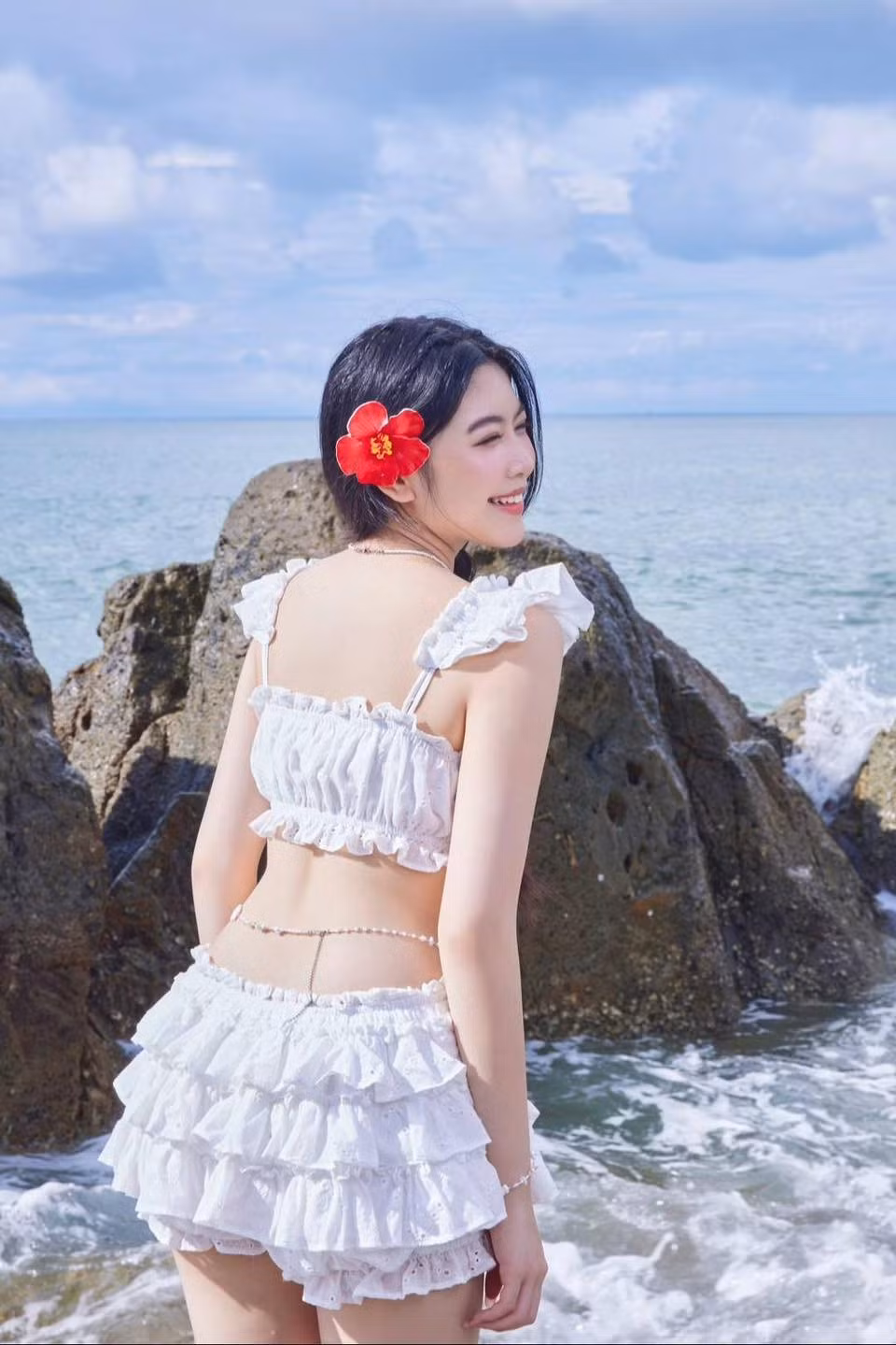 Trong tay cô nàng là chiếc túi lưới màu vàng cam chứa trái cây - phụ kiện vừa thực tiếng vừa tạo điểm nhấn màu sắc thú vị cho tổng thể trang phục.