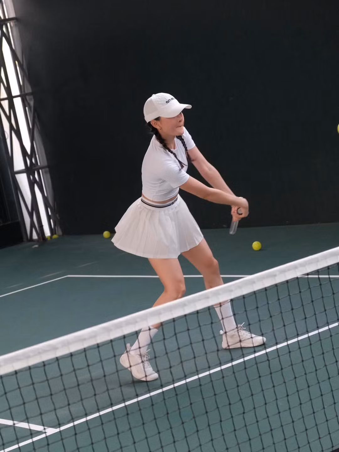 Cô kết hợp chiếc áo crop-top ôm sát khéo léo khoe vòng eo "con kiến" cùng chân váy xếp ly ngắn - item đặc trưng của các tín đồ thời trang sân tập. (Ảnh: IGNV)