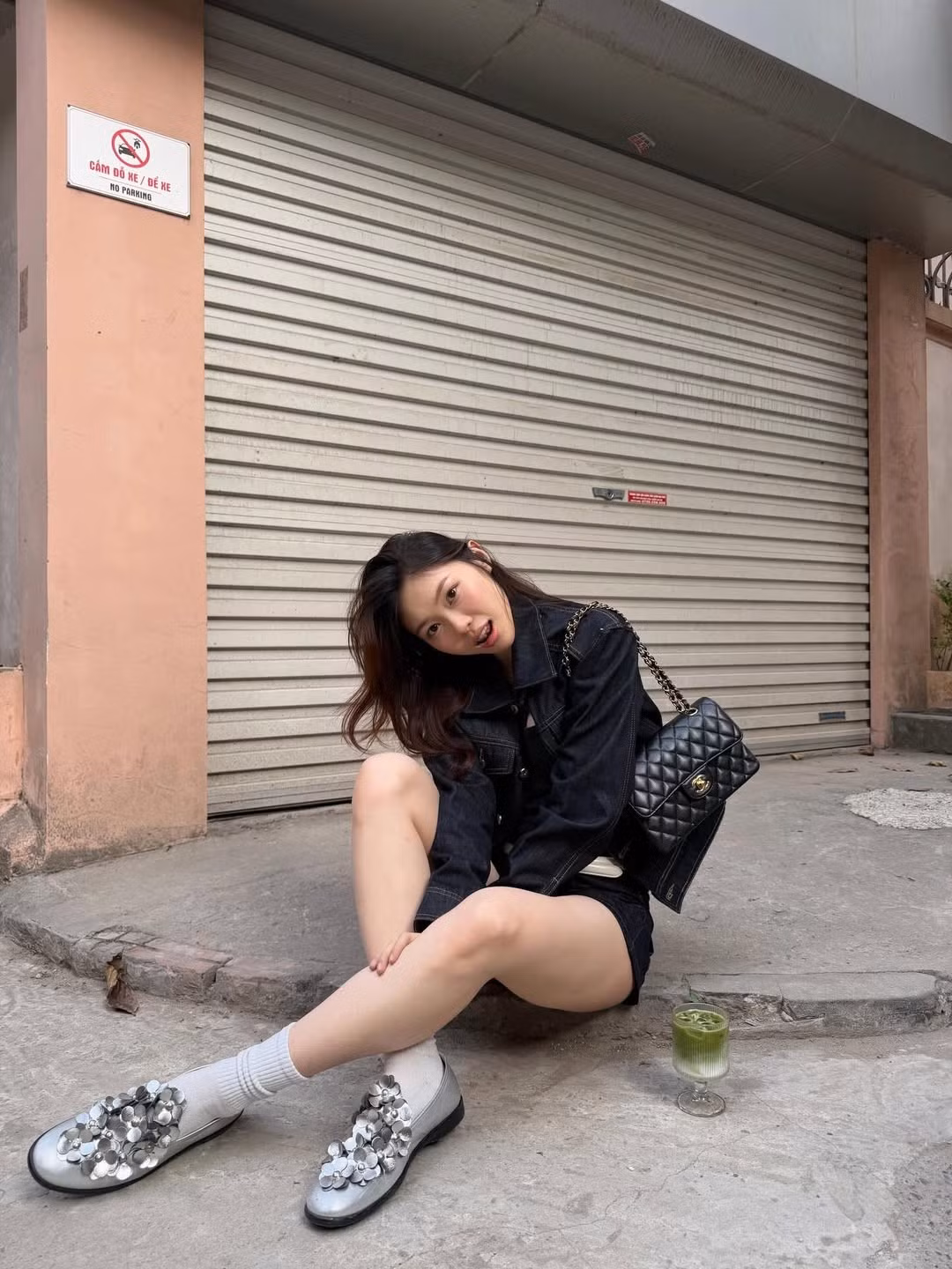 Trong những khung hình mới nhất, bà mẹ bỉm sữa tự tin diện nguyên set đồ denim - một trong những xu hướng thời trang đang rất thịnh hành gần đây trong giới trẻ.(Ảnh: IGNV)