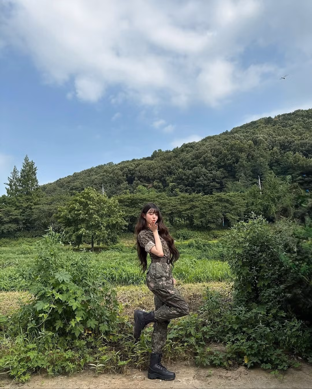 Wonyoung gần đây tham gia một chương trình truyền hình thực tế với chủ đề huấn luyện quân sự, cùng với Kai (EXO). Đây là xu hướng phổ biến trong ngành giải trí Hàn Quốc, nơi các nghệ sĩ tham gia những thử thách khác nhau để mang đến trải nghiệm mới mẻ cho khán giả. (Ảnh: IGNV)