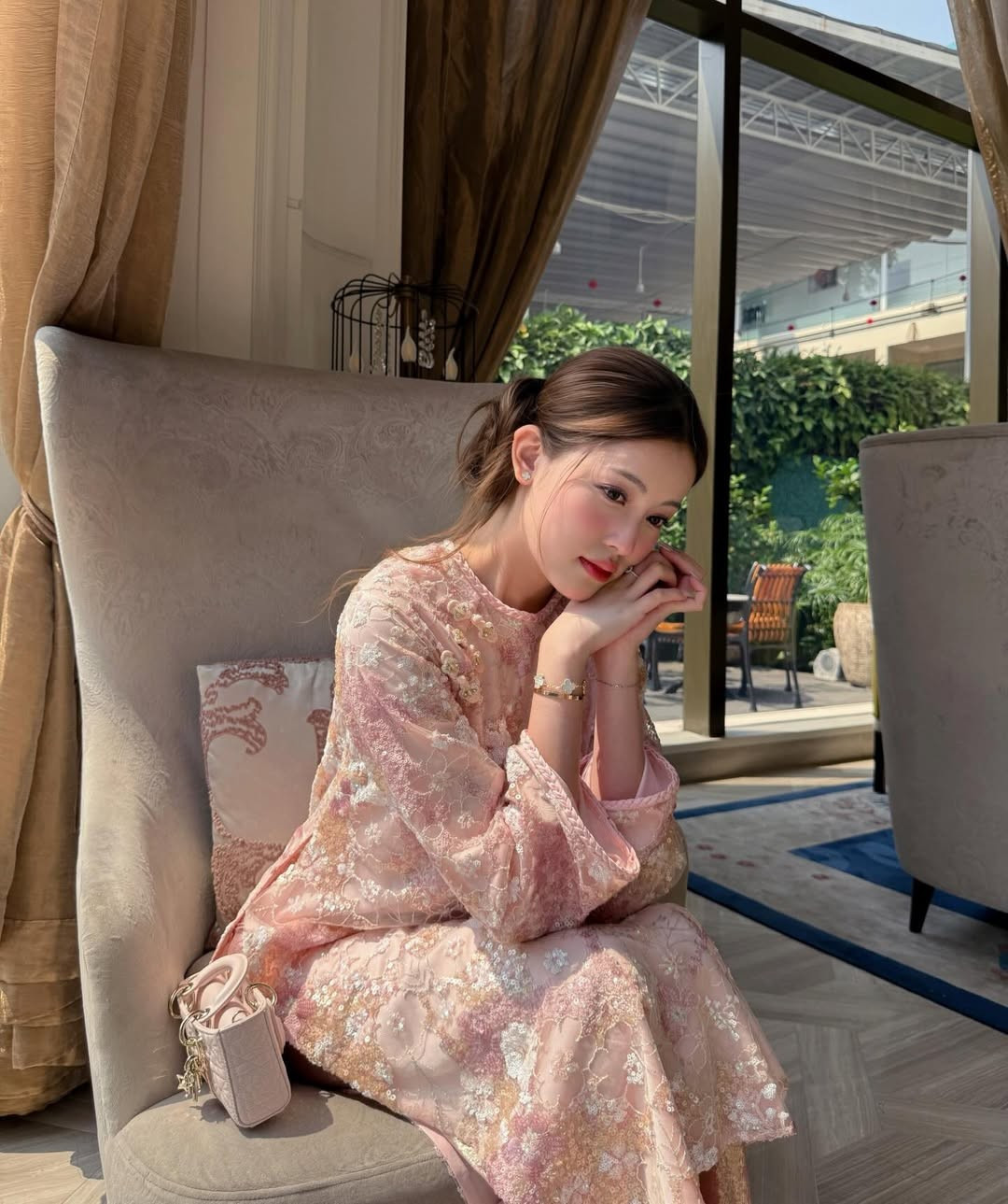 Điểm nhấn của bộ trang phục chính là chất liệu ren hoa nổi tinh xảo, kết hợp cùng những hạt đính kết lấp lánh giúp cô nàng vừa giữ được nét truyền thống, vừa toát lên vẻ hiện đại, kiêu sa. (Ảnh: IGNV)