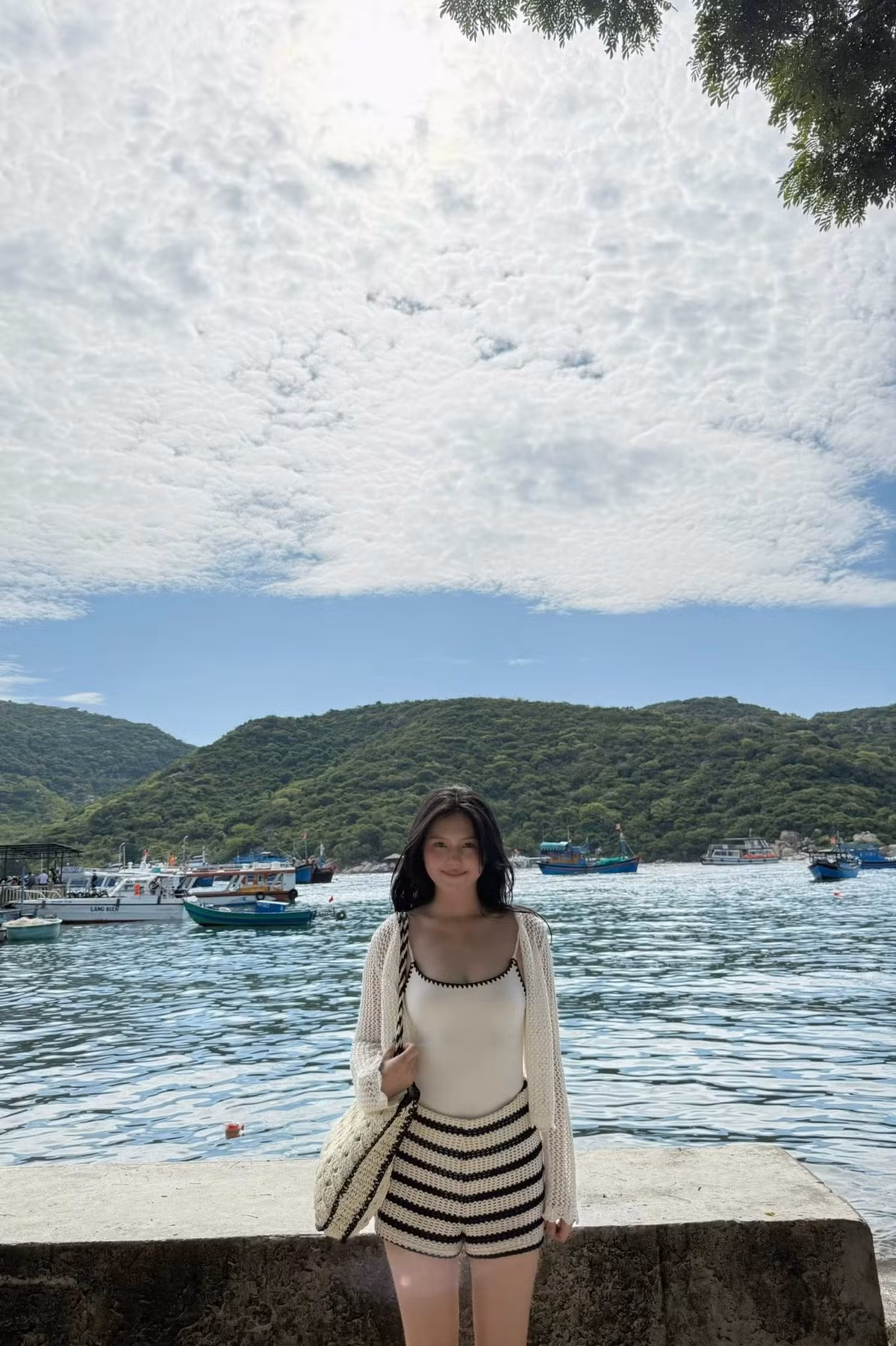 Trước đó, cô nàng cũng đốn tim người hâm mộ với set đồ dạng len móc đầy ấn tượng, không quá hở nhưng vẫn khéo léo khoe thân hình nuột nà cùng vẻ ngoài rạng rỡ, ngọt ngào.