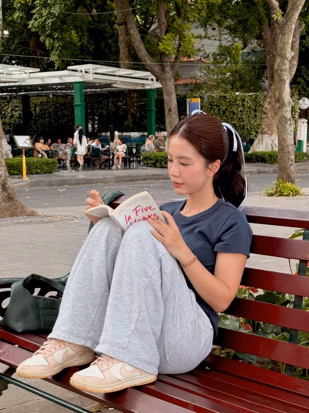 Đặc biệt, Mẫn Tiên đã "bắt trọn" khung cảnh tuyệt đẹp của vườn hoa rực rỡ sắc màu ven hồ. Dù là lúc đi dạo, ngồi đọc sách trên ghế đá hay tạo dáng tươi cười, Mẫn Tiên đều toát lên vẻ đẹp tự nhiên, trong trẻo. (Ảnh: FBNV)