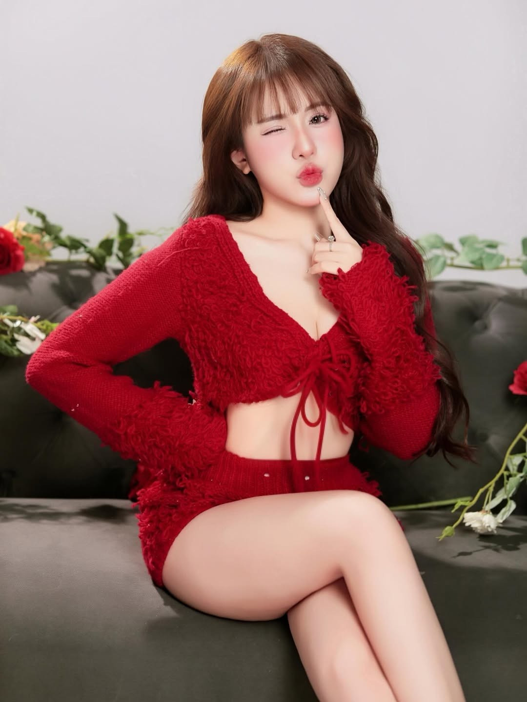 Không chỉ nổi danh với những đường cơ sắc sảo trên bàn billiards, Lê Tuyết Anh còn khiến cộng đồng mạng chao đảo bởi vẻ ngoài xinh đẹp và phong cách thời trang đa dạng. Mới đây, cô nàng lại tiếp tục "đốn tim" người hâm mộ qua bộ ảnh mới đầy cuốn hút. (Ảnh: IGNV)