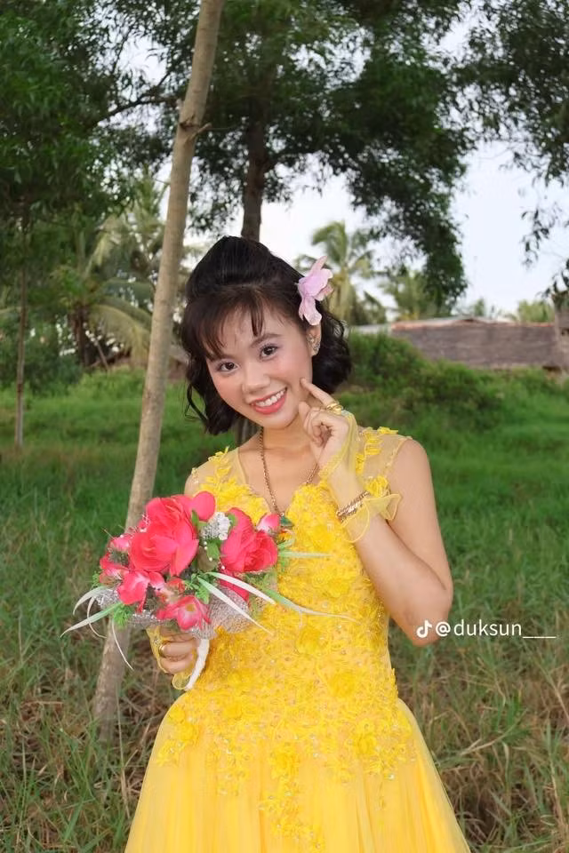 Bối cảnh là cánh đồng lúa xanh mướt, cùng mái tóc xoăn nhẹ điểm xuyết hoa cài, gợi nhớ đến poster phim truyền hình Việt những năm 2000.