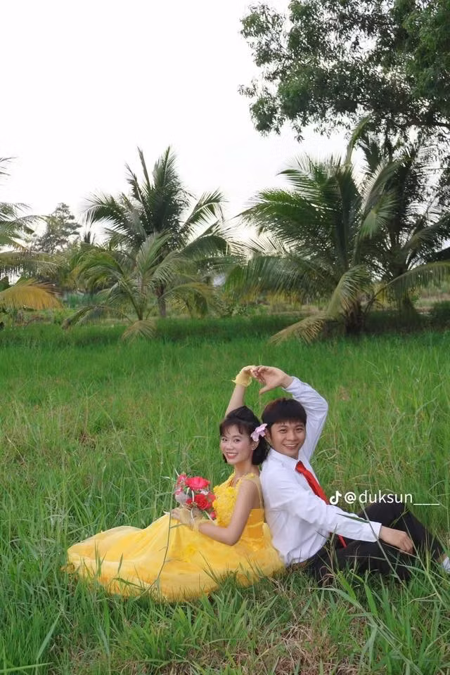 Cách tạo dáng của cả hai như ngồi tựa lưng vào nhau, hôn má khiến bức ảnh thêm phần hoài cổ.