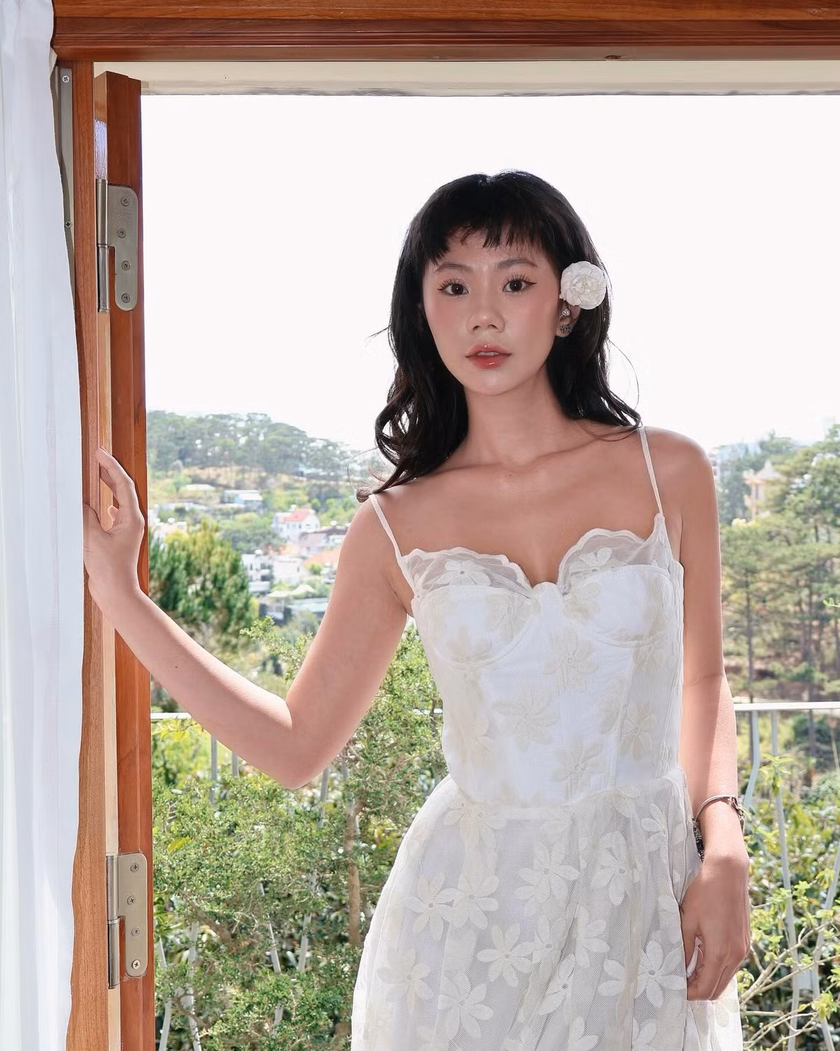 "Thảo da ua" từng gây sốt vì bộ đầm đỏ, tạo trend nhảy bán hàng hot nhất MXH một thời.