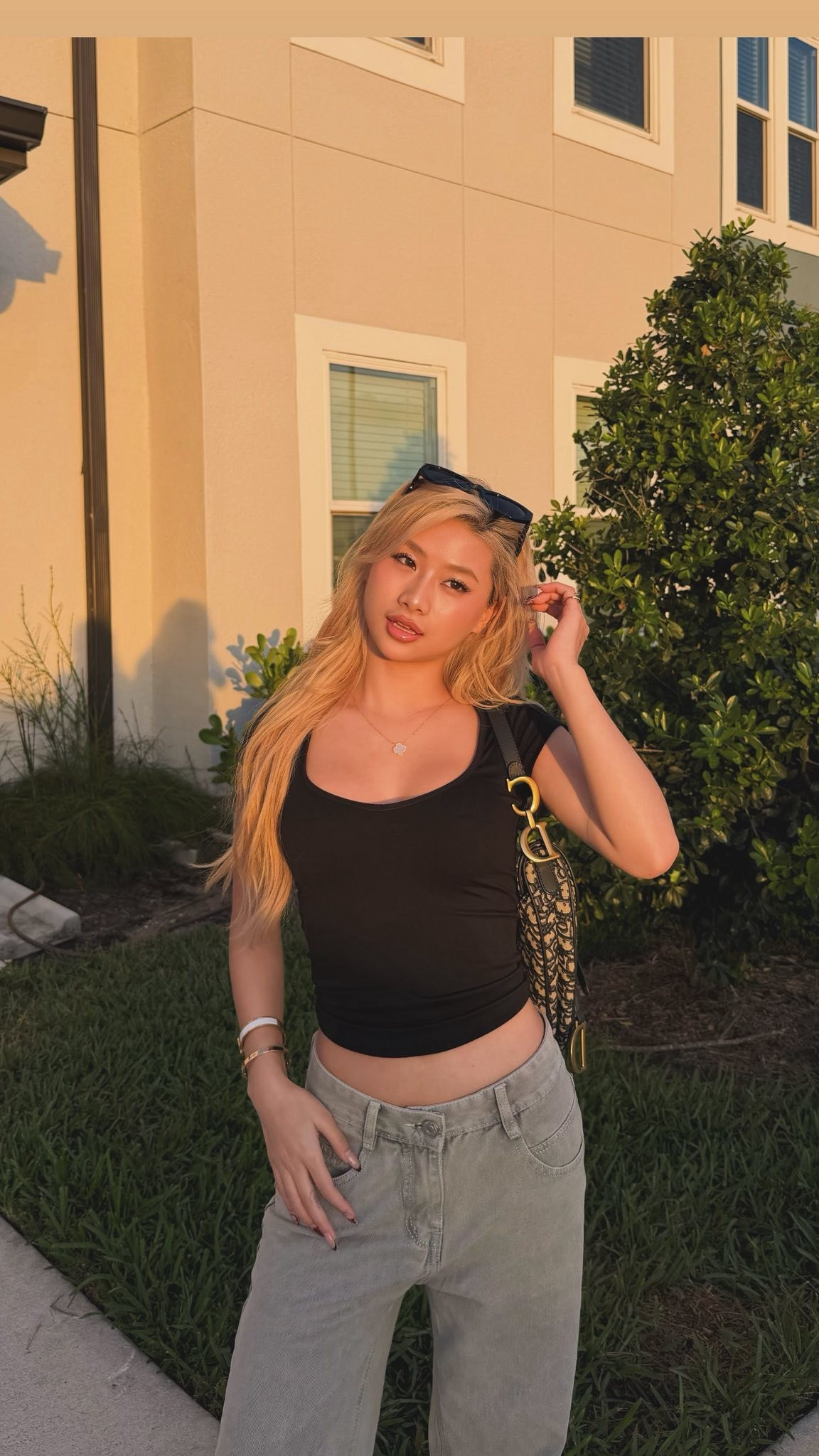 Louis Phạm sống cùng bạn trai Việt kiều và gia đình anh, liên tục khoe nhưng hình ảnh thân mật hay check-in sang chảnh bên những chiếc xế hộp đắt tiền của người yêu. (Ảnh: IGNV)