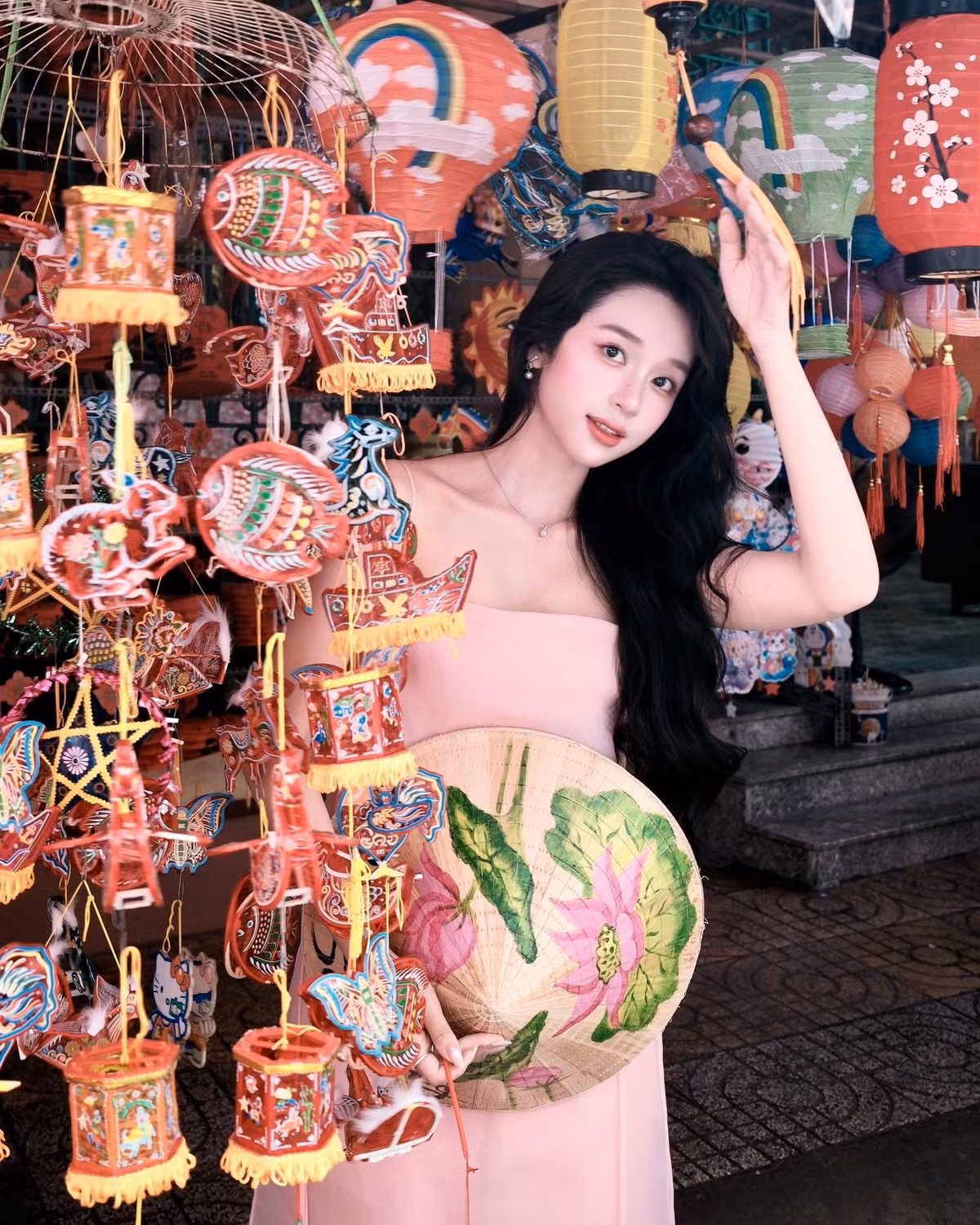 Bộ ảnh đón Tết Trung Thu mới nhất của Karty Chang (Nguyễn Thị Thảo Trang) đã nhanh chóng thu hút sự chú ý của cộng đồng mạng, khiến người hâm mộ không khỏi xao xuyến trước vẻ đẹp trong trẻo, ngọt ngào của cô. (Ảnh: FBNV)