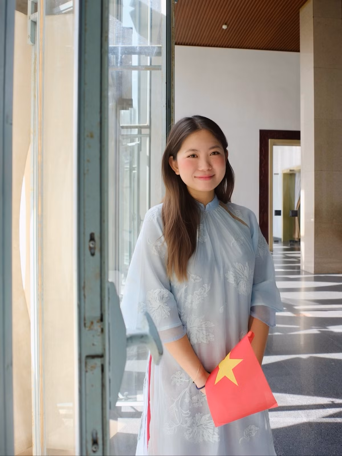 Nụ cười tươi tắn, khuôn mặt trẻ trung cùng lối trang điểm nhẹ nhàng càng làm nổi bật vẻ đẹp "búng ra sữa" của nữ phi công. (Ảnh: FBNV)