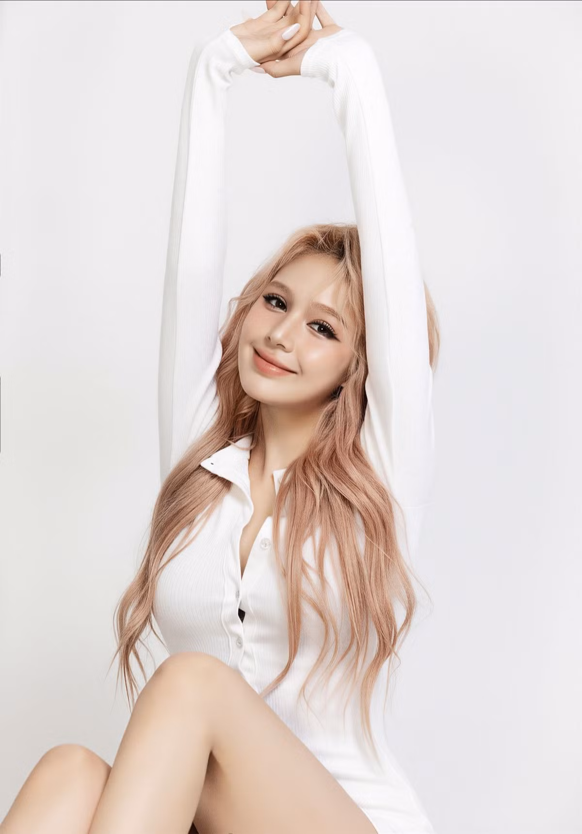 Điểm nhấn duy nhất trên tổng thể trang phục là đôi tất cổ cao màu trắng cùng tông, tạo sự đồng điệu và nhấn nhá thêm nét đáng yêu, trẻ trung. (Ảnh: FBNV)