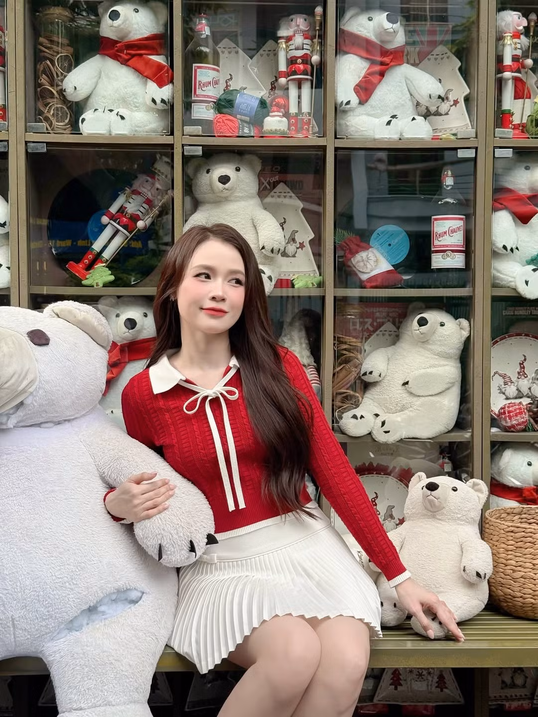 Vẻ đẹp ngọt ngào, tươi tắn của Sam đã hòa quyện hoàn hảo với không khí lễ hội, khiến người xem cảm nhận được sự ấm áp và vui tươi của mùa Giáng sinh sắp đến. (Ảnh: IGNV)