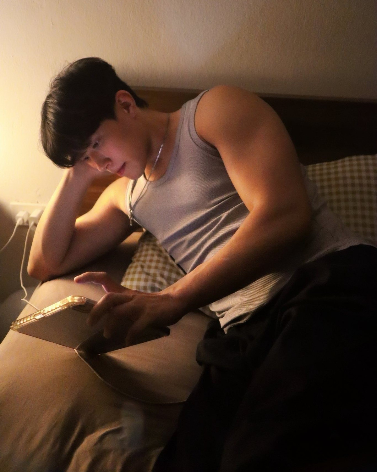 Trên sàn đấu, Tiến Triển luôn thể hiện phong thái lạnh lùng, nghiêm túc, tuy nhiên ngoài đời Tiến Triển lại được yêu mến với nhiều khoảnh khắc gần gũi, nam tính nhưng vẫn rất dễ mến. (Ảnh: FBNV)