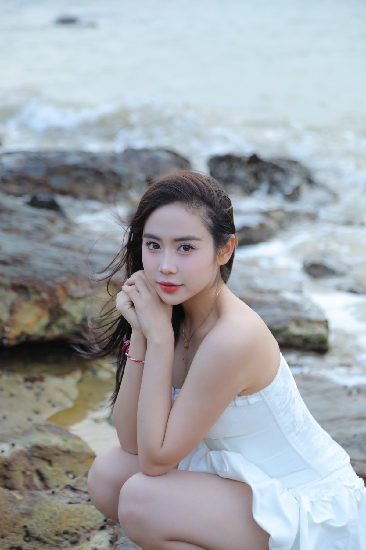 Chiếc váy trắng vừa mang nét ngọt ngào, vừa tôn lên vẻ nữ tính, thanh thoát của cô nàng giữa khung cảnh thiên nhiên dịu êm.