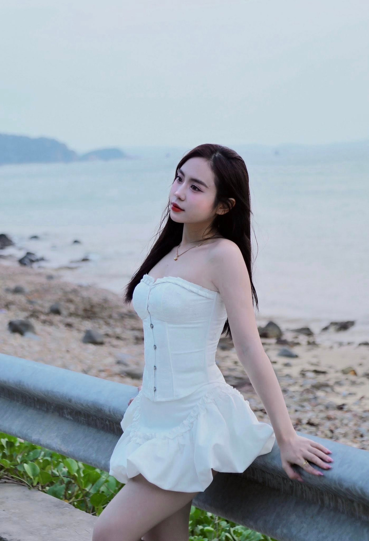 Diện bộ váy trắng dáng corset ôm sát cùng chân váy bồng bềnh, Maysaa “đốn tim” người hâm mộ bằng vẻ đẹp mong manh mà vẫn đầy khí chất.