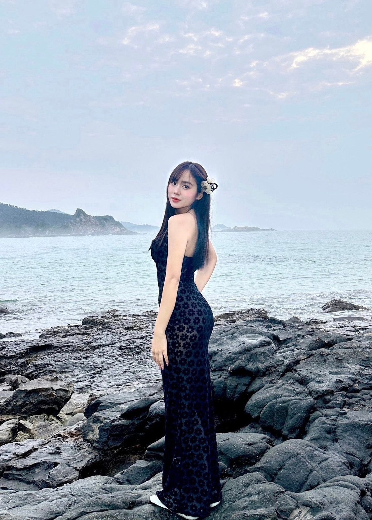 Giữa khung cảnh hoang sơ của biển đá và bầu trời dịu nhẹ lúc hoàng hôn, Maysaa nổi bật như một nàng thơ mang hơi thở đậm chất thời trang. Sự tự tin trong ánh mắt và cách tạo dáng tự nhiên khiến cô nàng trông như đang chụp ảnh bìa cho một tạp chí lớn.