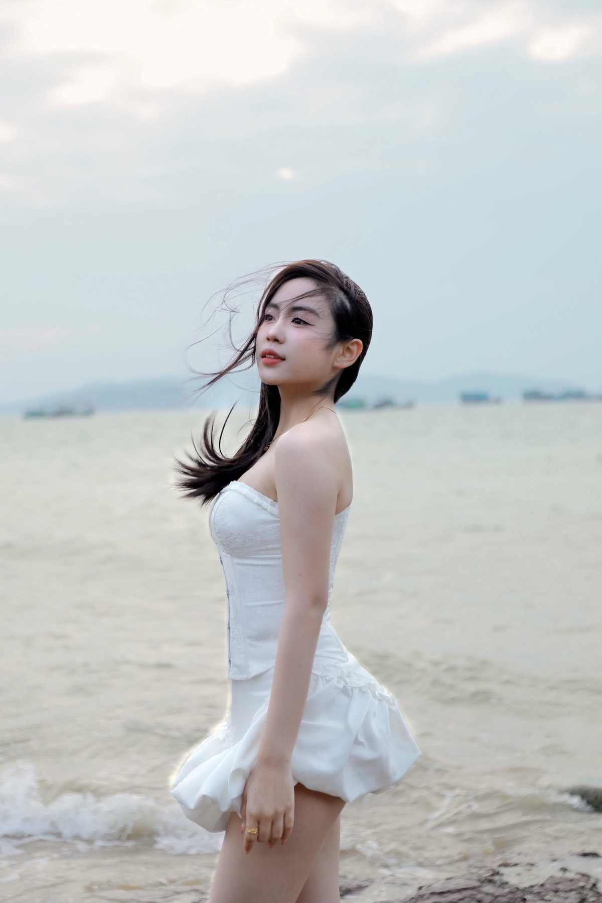 Không chỉ sở hữu gương mặt khả ái, làn da trắng mịn và thần thái tự tin, Maysaa còn ghi điểm tuyệt đối nhờ vóc dáng quyến rũ và gu thời trang gợi cảm mà tinh tế. Gió biển thổi tung mái tóc dài, tạo nên những khoảnh khắc sống động như bước ra từ một bộ phim lãng mạn.