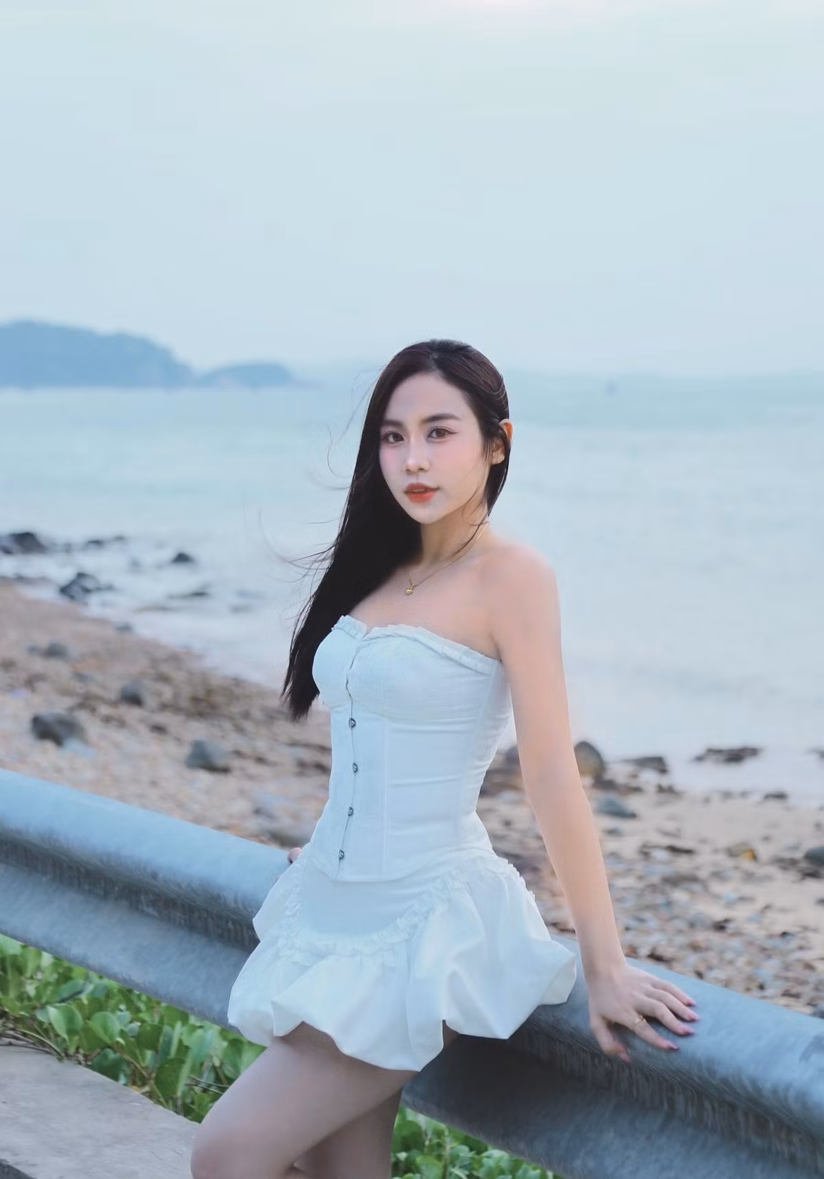 Maysaa Bouavone Phanthaboouasy (thường gọi là Maysaa) là cô gái du học sinh Việt Nam đến từ Lào. Cô nàng nổi khắp mạng xã hội Việt Nam với tình yêu mãnh liệt dành cho mảnh đất hình chữ S. Mới đây, cô nàng vừa đăng tải loạt ảnh diện váy ngắn đi biển thu hút sự chú ý của cộng đồng mạng.