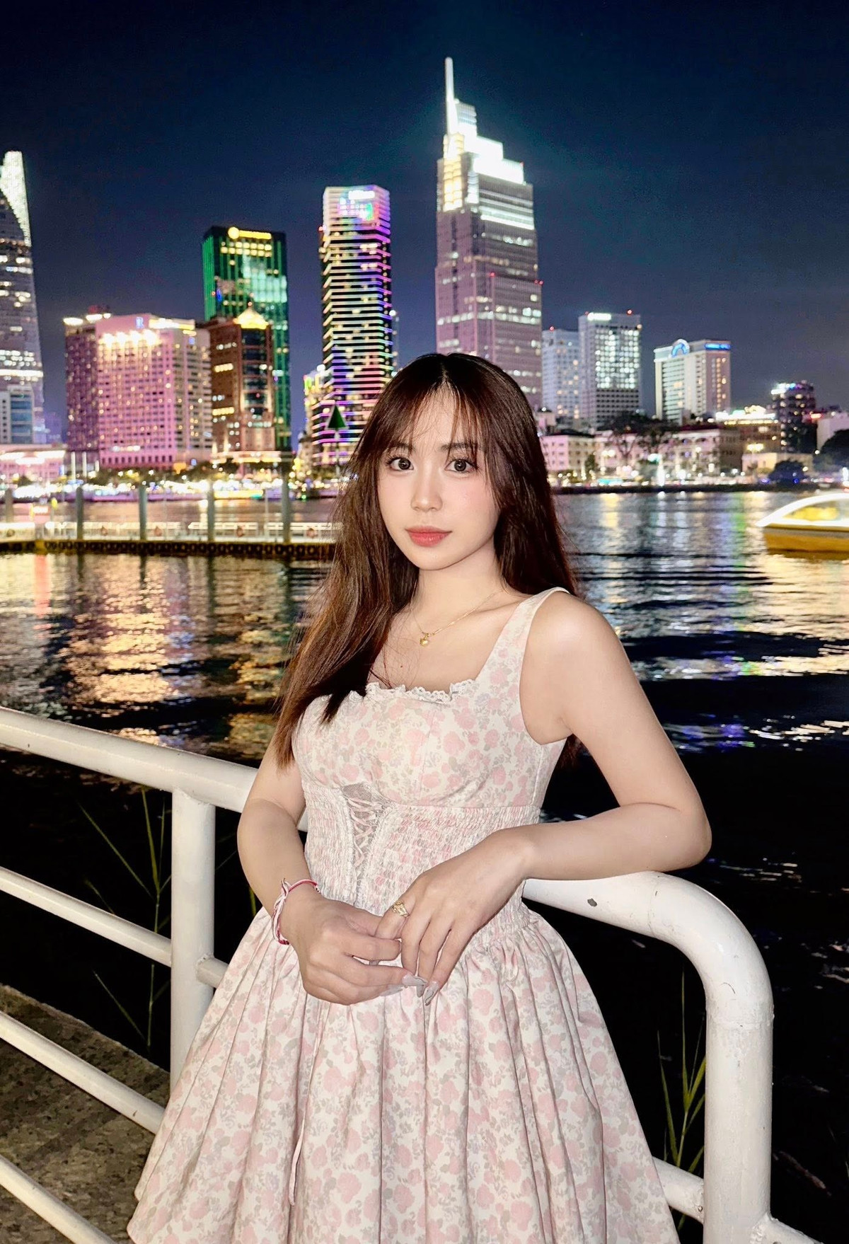 Với sự duyên dáng và gần gũi, cô nhanh chóng chiếm được cảm tình từ đông đảo cư dân mạng Việt.