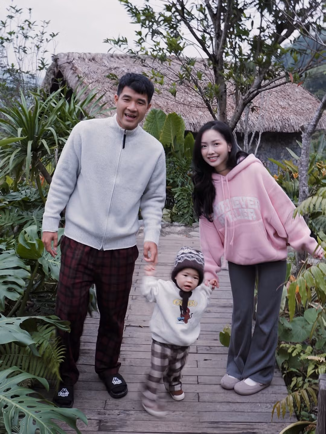 Trên trang cá nhân, trước đó cô cũng chia sẻ khoảnh khắc gia đình ba người hạnh phúc bên nhau giữa không gian xanh mát của khu nghỉ dưỡng. (Ảnh: IGNV)