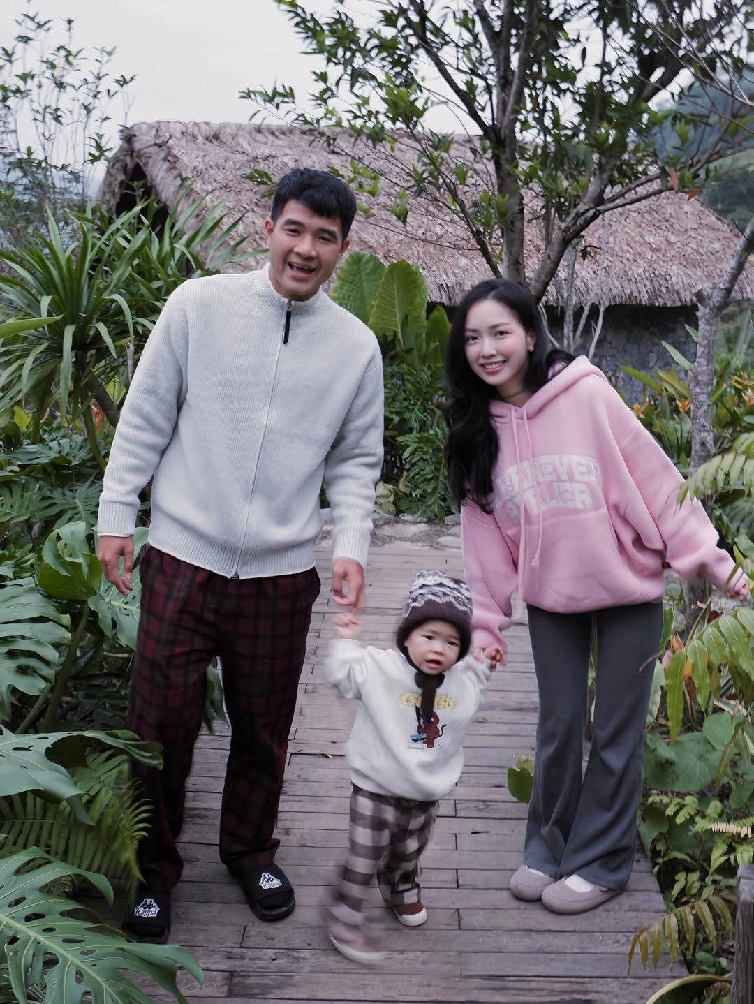 Trên trang cá nhân, trước đó cô cũng chia sẻ khoảnh khắc gia đình ba người hạnh phúc bên nhau giữa không gian xanh mát của khu nghỉ dưỡng. (Ảnh: IGNV)