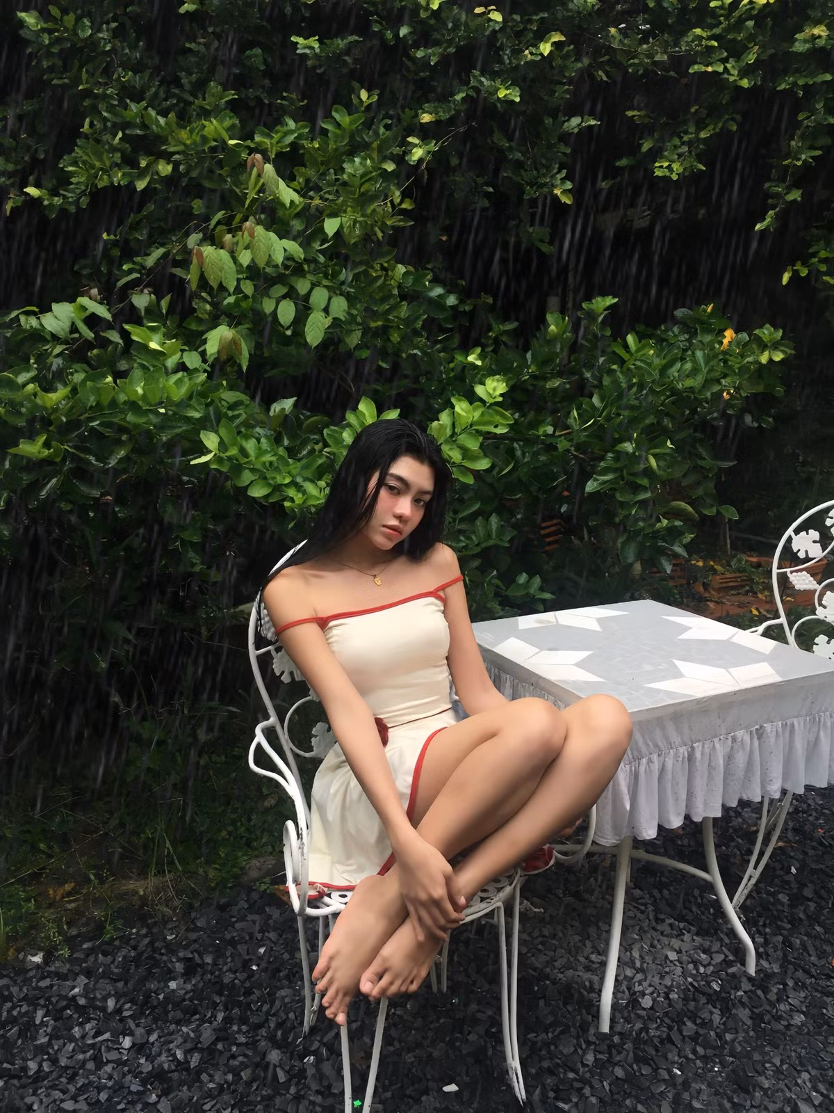 Loạt ảnh mới của cô nàng được đánh giá cao bởi nét gợi cảm, quyến rũ vừa phải cùng thần thái vô cùng cuốn hút. (Ảnh: FBNV)